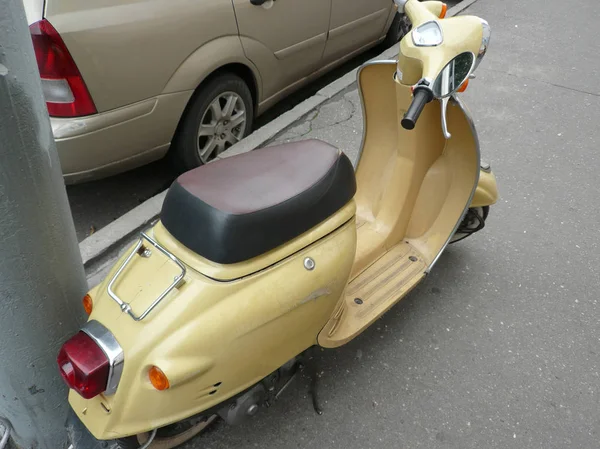 Motor-scooter op stoep ten dage — Stockfoto
