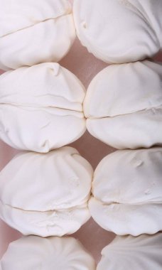 Kurak bir günde pembe zemin üzerinde bir sürü beyaz lokum