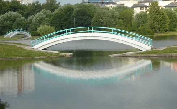 Bridge over pond in city park — Stock Photo, Image