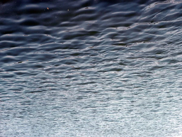 Resplandor en el agua en el estanque del parque de la ciudad — Foto de Stock