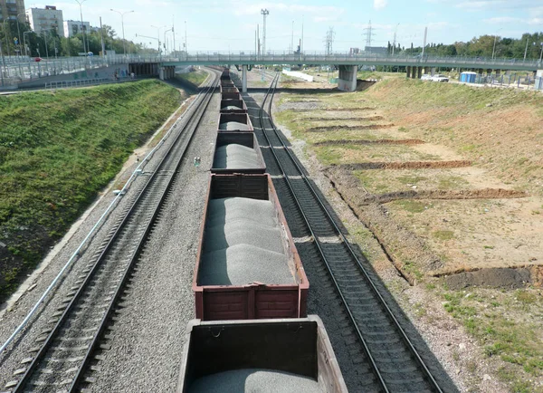 Tren de mercancías con carga a granel — Foto de Stock