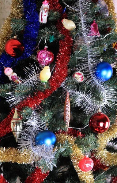 Jouets sur sapin de Noël vert — Photo