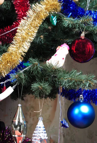 Jouets sur sapin de Noël vert — Photo