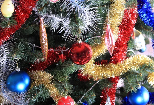 Jouets sur sapin de Noël vert — Photo