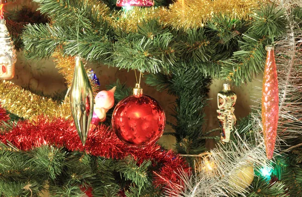 Leksaker på grön jul fir — Stockfoto
