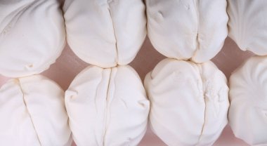 Kurak bir günde pembe zemin üzerinde bir sürü beyaz lokum