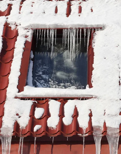 IJspegels op het dak bouwen op winterdag — Stockfoto