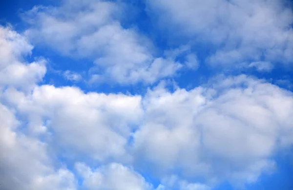 Nuage sur ciel bleu — Photo