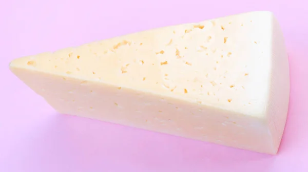 핑크 배경에 있는 치즈 — 스톡 사진