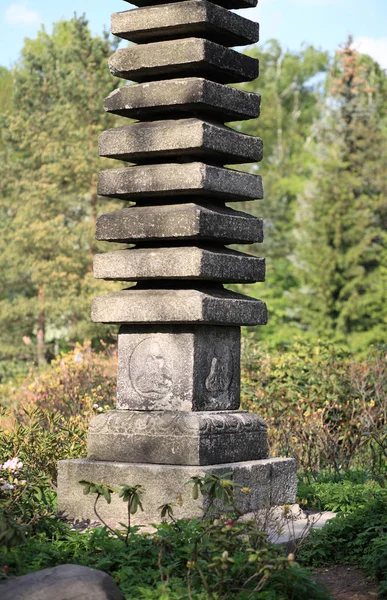 Columna de piedra en el jardín japonés — Foto de Stock