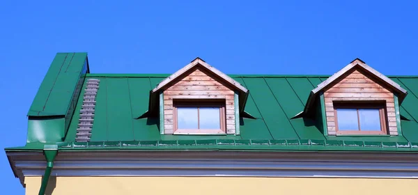 Grünes Dach auf dem Haus — Stockfoto