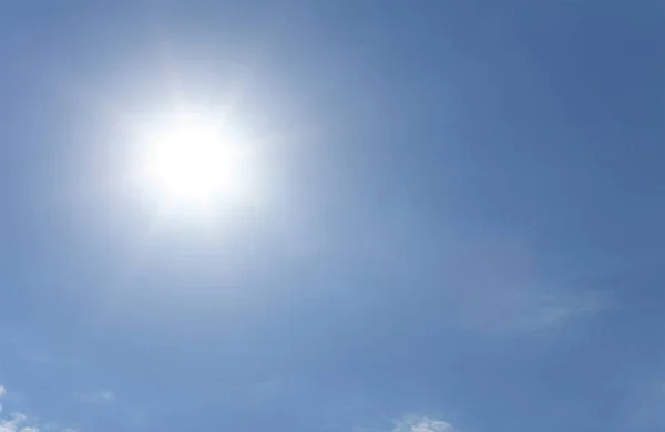 Sol en el cielo azul — Foto de Stock