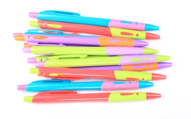 Beyaz Arkaplanda çok sayıda tükenmez kalem