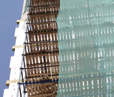 Ev kuru güneşli bir günde gelişir.