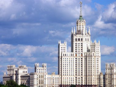 Kuru güneşli bir günde ofis binası