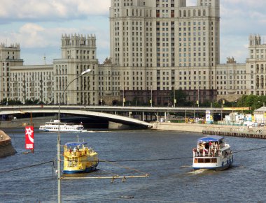 Kuru güneşli gün Nehri üzerinde tekne