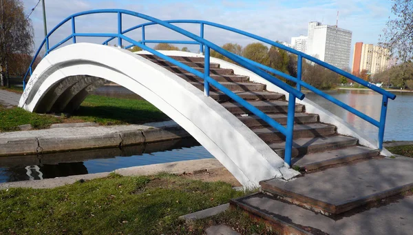 Puente sobre el estanque en día soleado seco — Foto de Stock