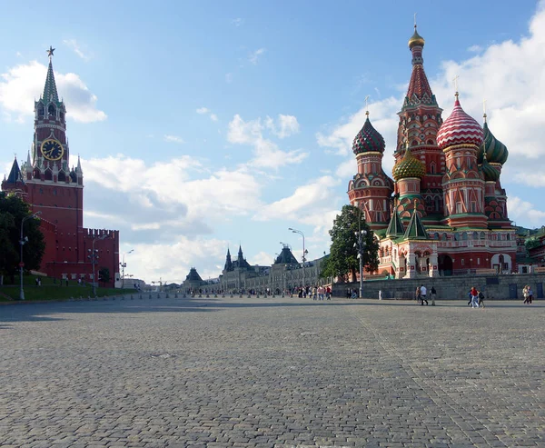 Kremlin quadrado vermelho no dia ensolarado seco — Fotografia de Stock