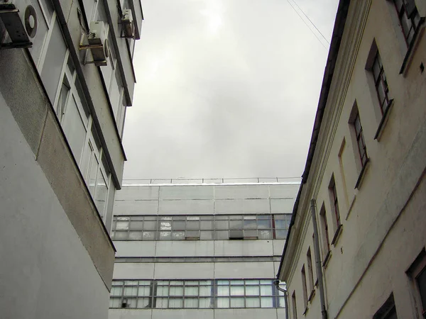 Kuru güneşli bir günde ofis binası — Stok fotoğraf