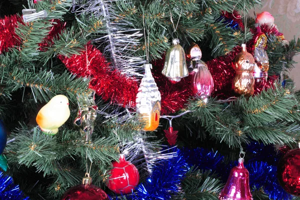 Brinquedos em abeto de Natal verde — Fotografia de Stock