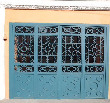 Sonbahar günü kilise kapısı 