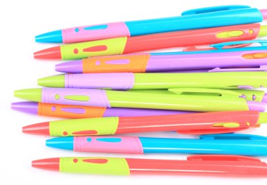 Beyaz Arkaplanda çok sayıda tükenmez kalem