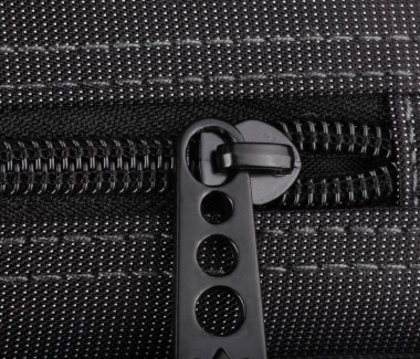 Beyaz noktalı siyah çanta.