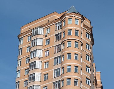 Ana binanın kenarından