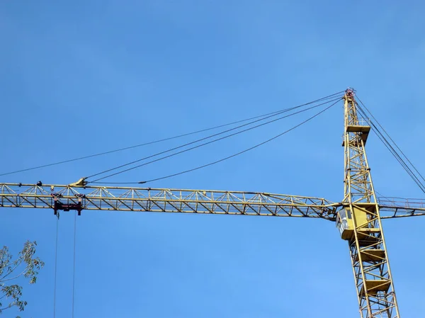 Crane tower at dry day — Stock Photo, Image