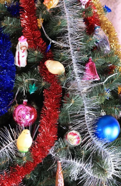 Jouets sur sapin de Noël vert — Photo