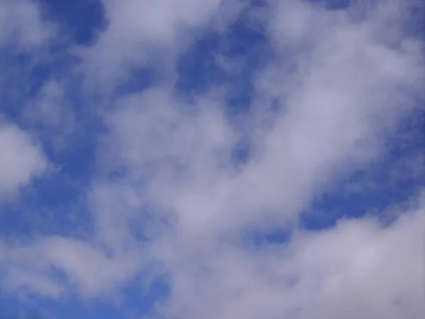 Nuvem no céu azul — Fotografia de Stock