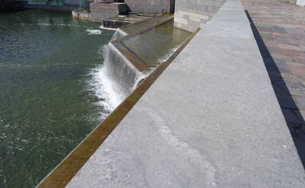 Agua sobre granito en el día — Foto de Stock