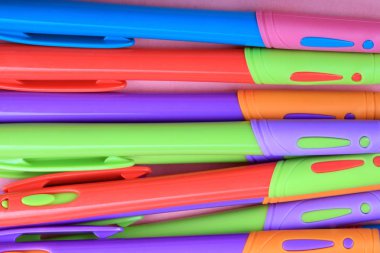 Pembe Arkaplanda birçok tükenmez kalem