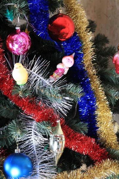 Juguetes en abeto de Navidad verde —  Fotos de Stock