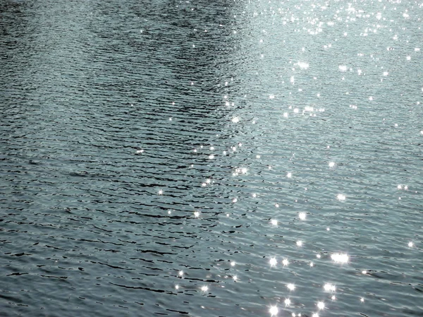 Glare on water in city park pond — Stock Photo, Image