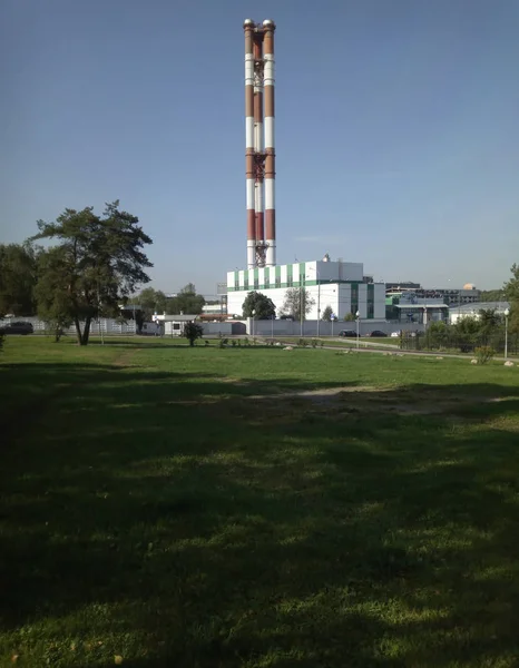 Tubo de humo en día soleado — Foto de Stock