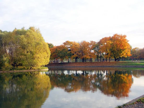 Autumn in city park — Stock Photo, Image