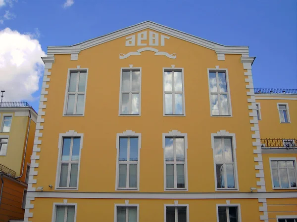 Edifício de escritórios em dia seco — Fotografia de Stock