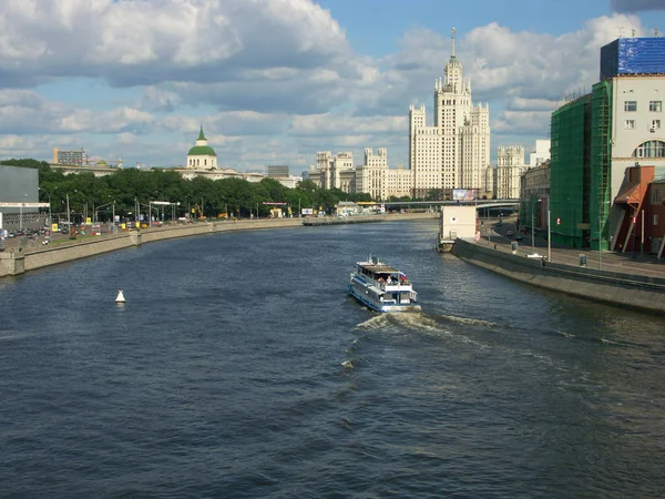 Лодка на реке в сухой день — стоковое фото