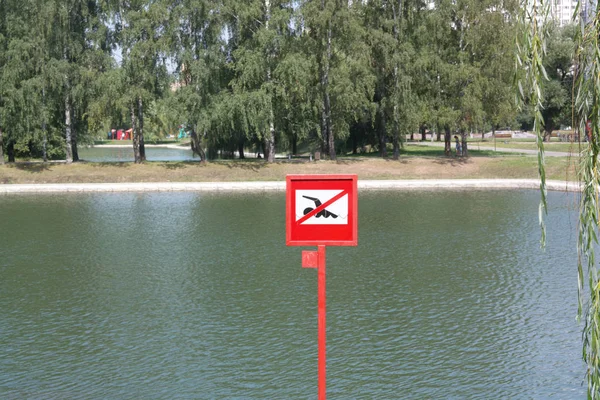 Signo de prohibición de natación en verano día soleado — Foto de Stock