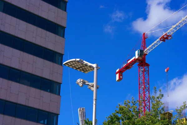 Torre de la grúa en el cielo Fondo —  Fotos de Stock