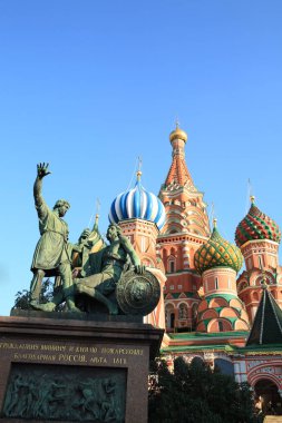 Kutsanmış fesleğen katedrali ve Minin ve Pozharsky Heykeli.