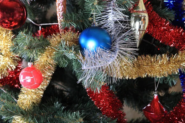 Jouets sur sapin de Noël vert — Photo