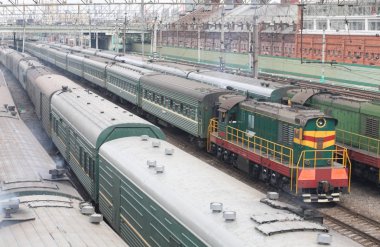 tren rayları üzerinde