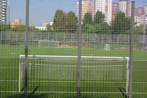 Fotbollsplan nära staket på dagen solig dag — Stockfoto