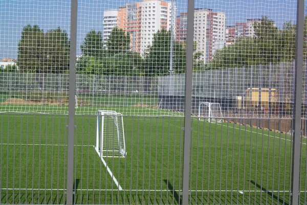 Campo de futebol perto de cerca no dia ensolarado — Fotografia de Stock