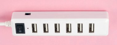 pembe bir arka plan üzerinde USB hub