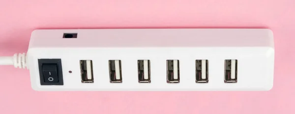 Pembe bir arka plan üzerinde USB hub — Stok fotoğraf