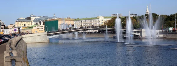 Fountain on river at dry day — Stock Photo, Image