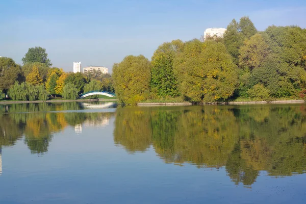 Été dans le parc de la ville — Photo